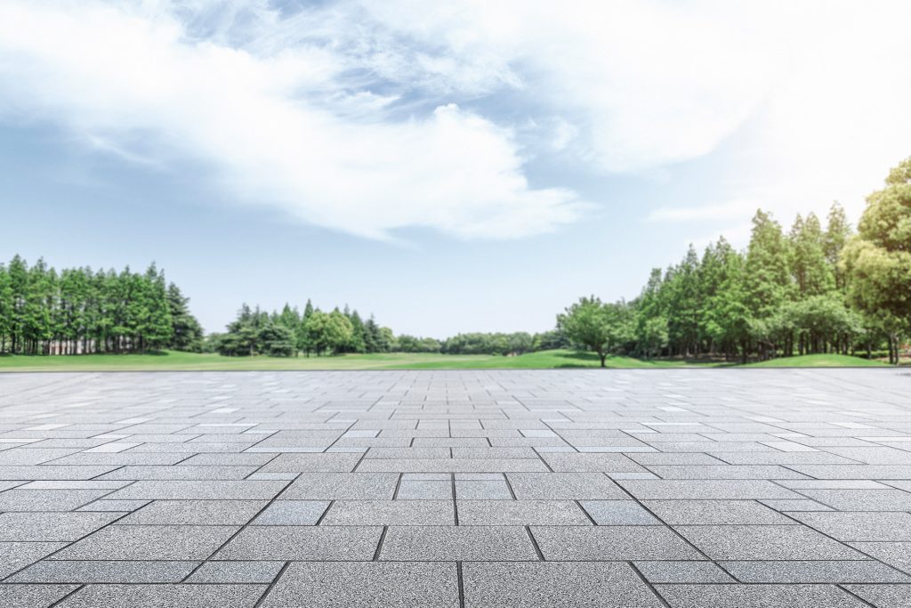 Golfbane med enorm terrasse med fliser og fuger lavet med sand til fugemateriale fra Dansk Kvarts Industri