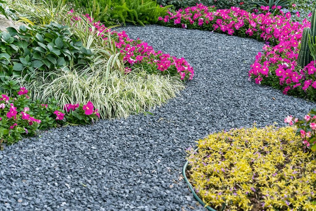 Have med planter og blomster omkring sti anlagt med granitskærver fra Dansk Kvarts Industri